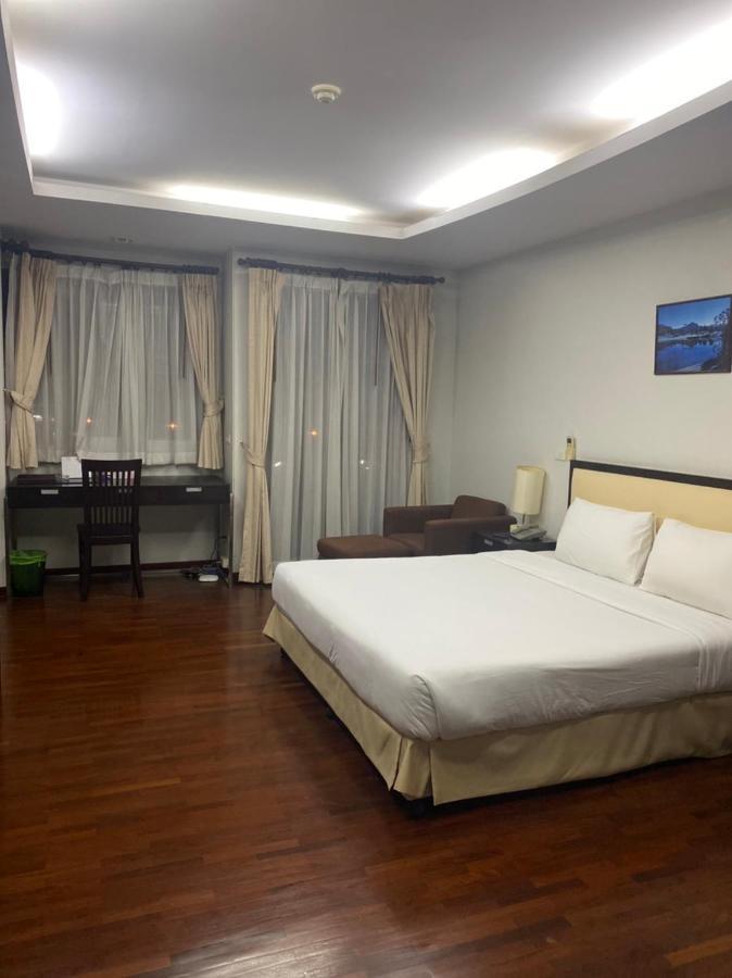 The Park 304 Executive Serviced Apartment Si Maha Phot Exterior photo