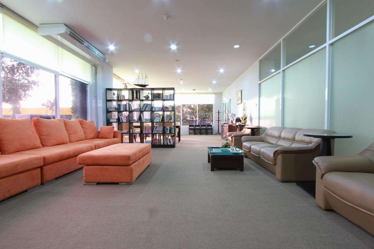 The Park 304 Executive Serviced Apartment Si Maha Phot Exterior photo