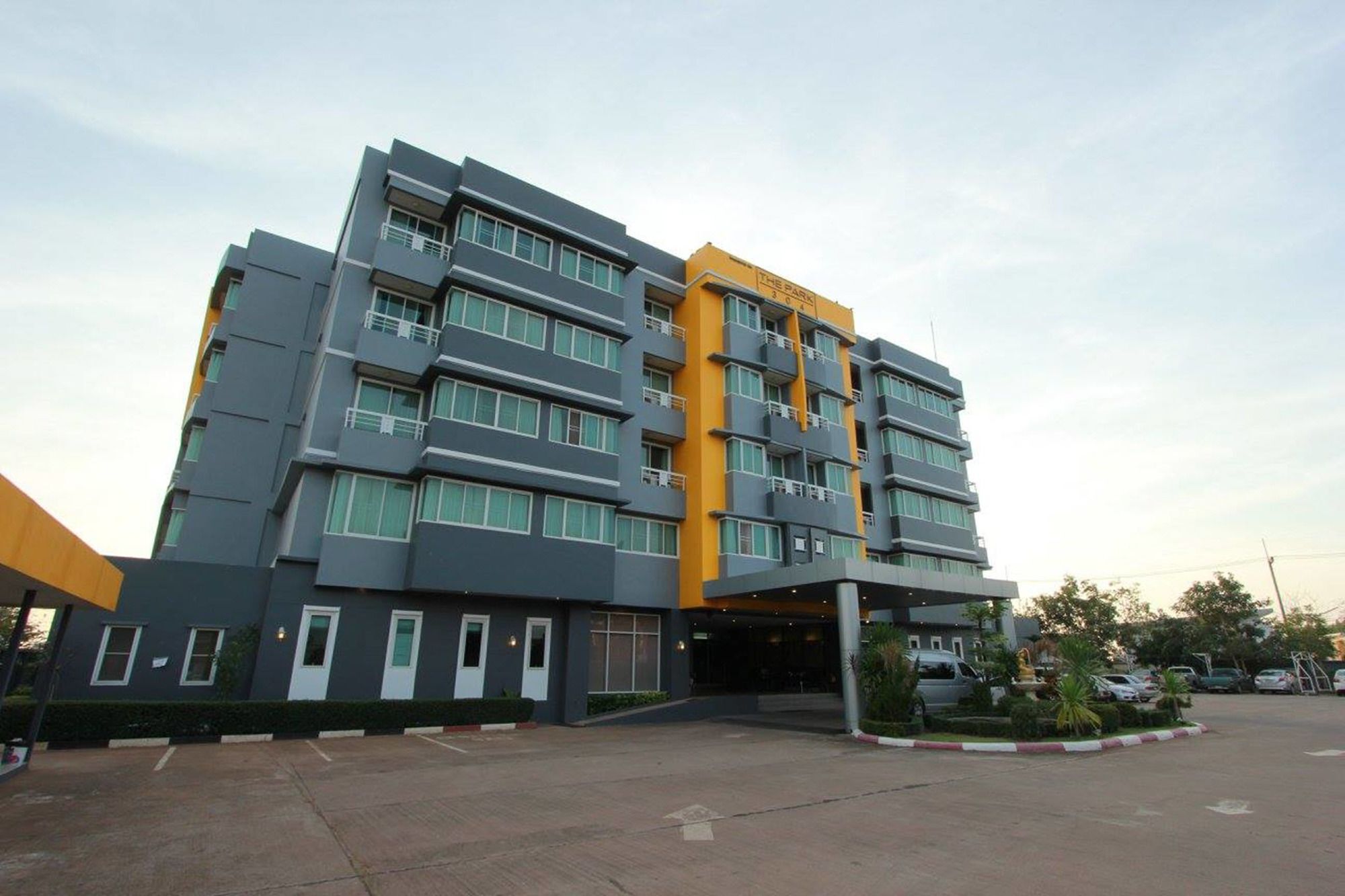 The Park 304 Executive Serviced Apartment Si Maha Phot Exterior photo